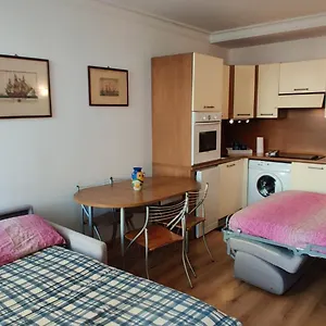 Close To Beaches And Shops, Up 6 Pers Apartment