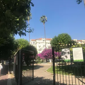 Roses & Ivy, Rue Du Congres Appartamento